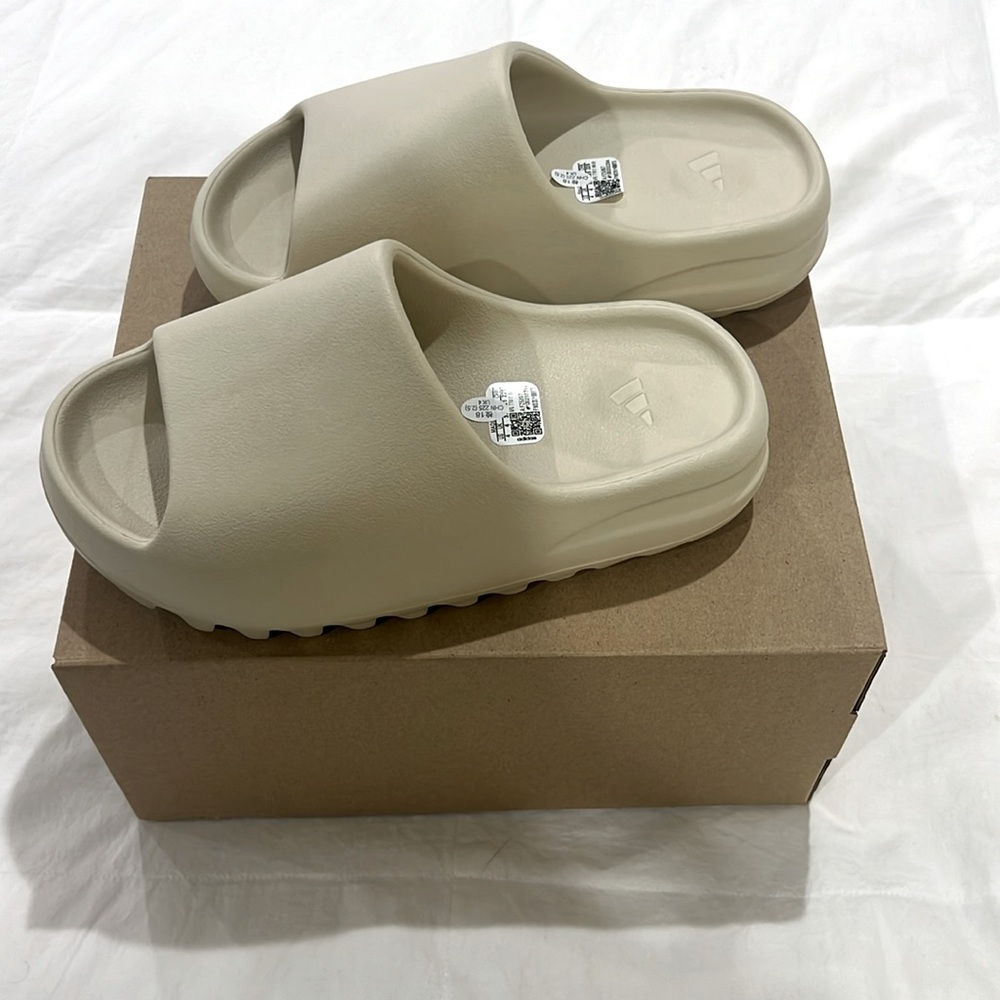 BRAND NEW!! Yeezys Bone Slides (Men’s 4/ Womens 5)